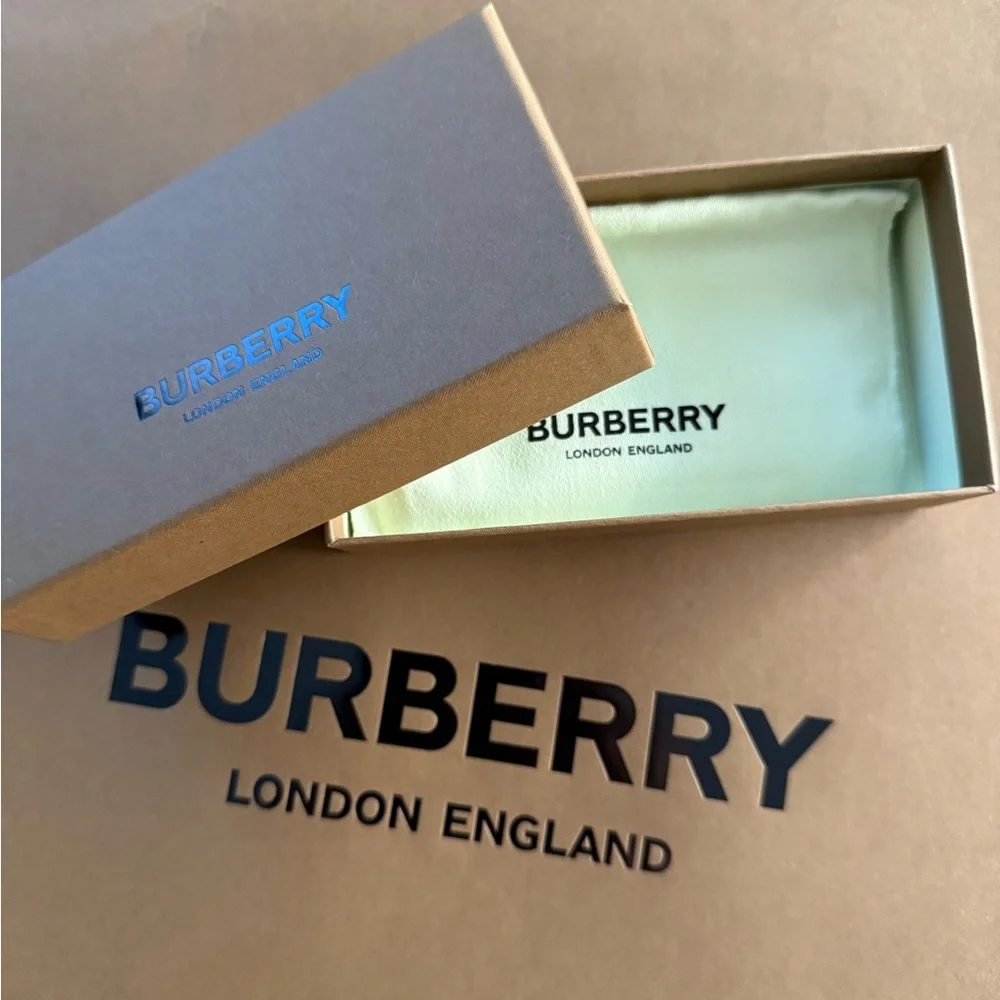NWT BURBERRY Men’s Sandon Grained Leather Card Holder Gray❣️